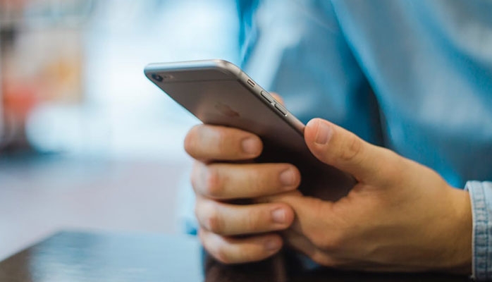 Interdiction des réseaux sociaux aux mineurs : quels pays européens comptent imposer un âge minimum ?